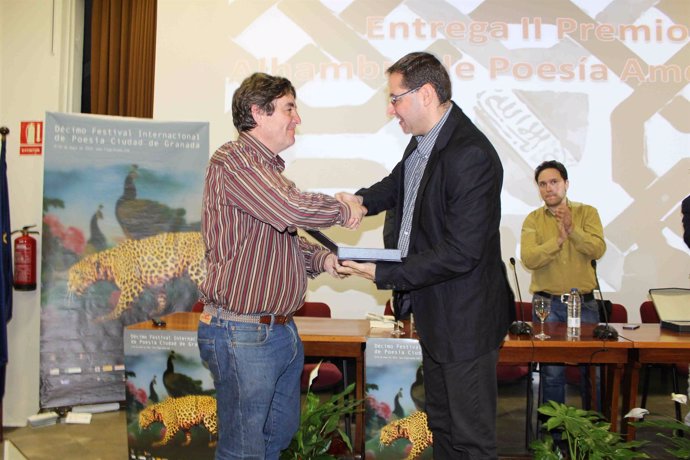Luis García Montero entrega Premio Alhambra a Carlos Aldazábal