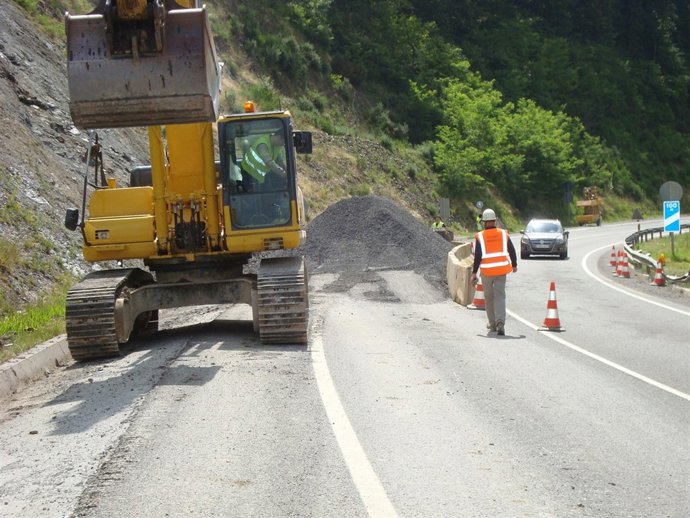 Trabajos de estabilización del talud, en Bera.