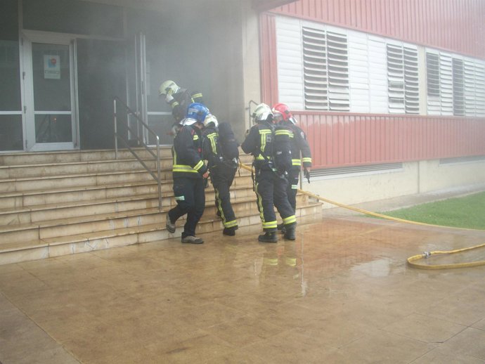 Bomberos en un simulacro de Endesa en Alcúdia