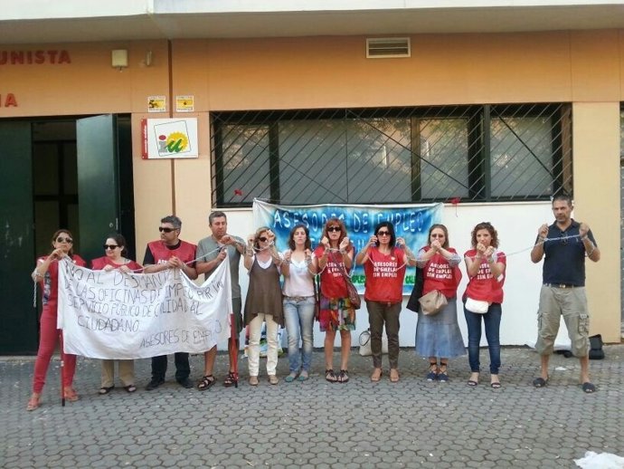 Exasesores de empleo del SAE encadenados ante la sede de IU