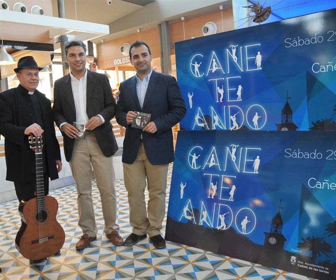 El cura rockero, Lorite y Romero junto al cartel de Cañeteando