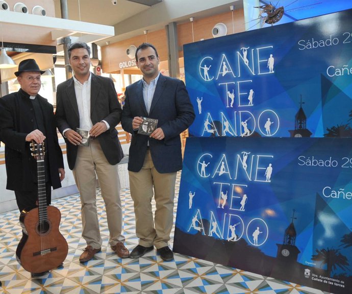El cura rockero, Lorite y Romero junto al cartel de Cañeteando