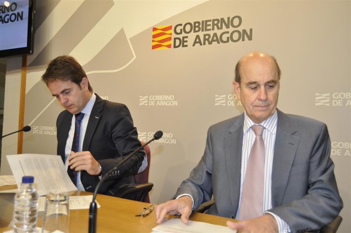 El consejero de Obras Públicas, Fernández de Alarcón, y el portavoz de la DGA.