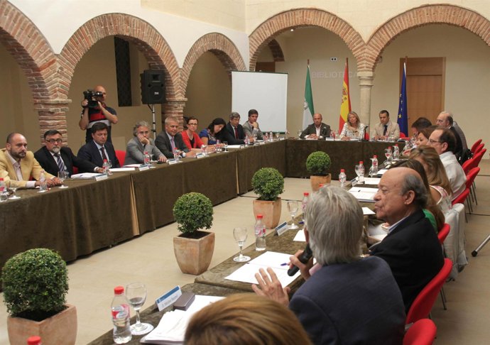 La alcladesa de Marbella ángeles Muñoz en una reunión 