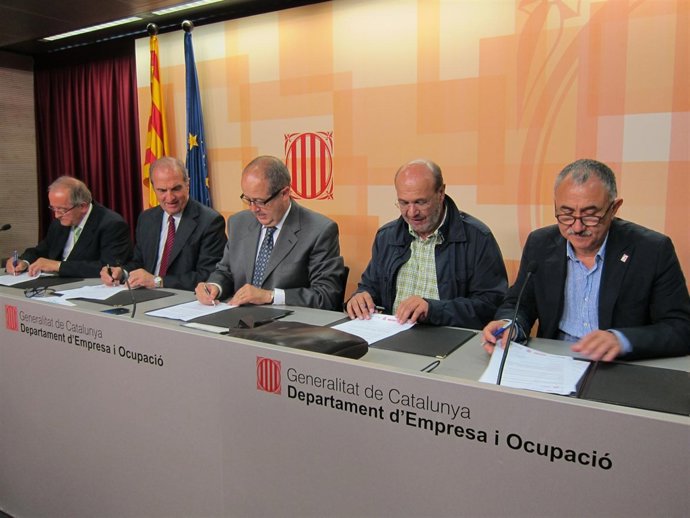 Felip Puig ratifica el acuerdo sobre convenios con patronales y sindicatos