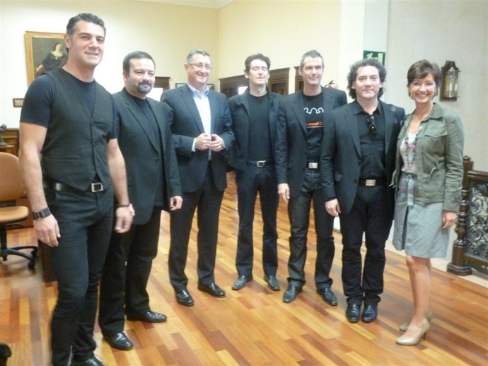 El alcalde de Teruel con el grupo B Vocal que actuará en las Fiestas del Ángel