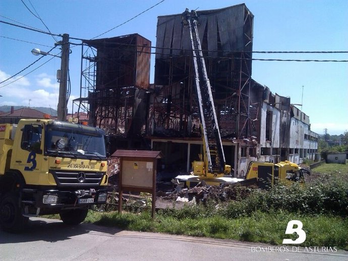 Nave incendiada en Colloto.