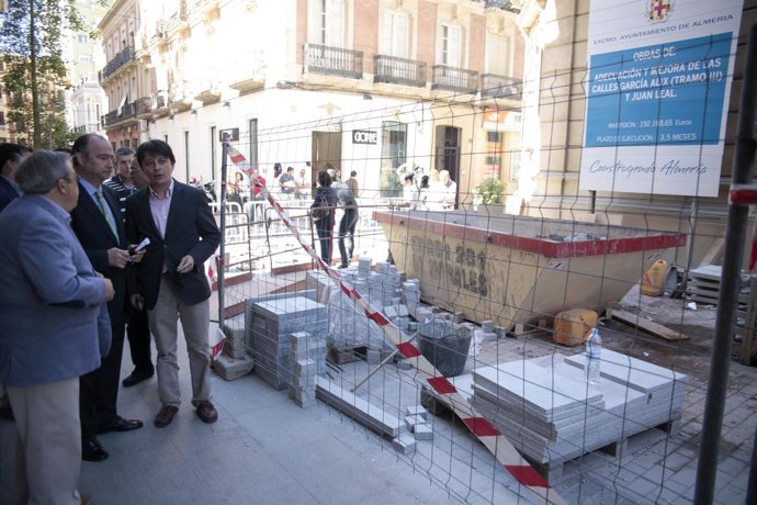 El alcalde visita las obras de la calle García Alix