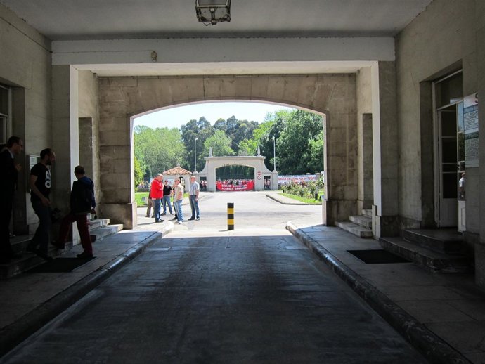 Sanice, con los trabajadores protestando al fondo 
