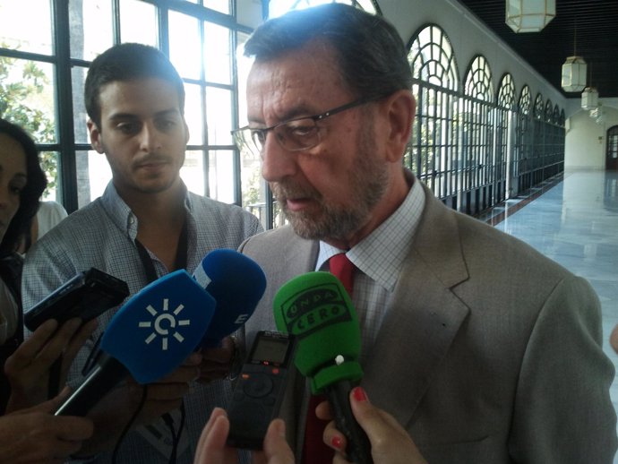 El presidente del Parlamento, Manuel Gracia, hoy en los pasillos del Parlamento