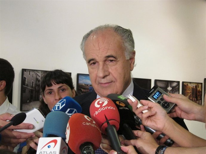 Blasco atiende a los medios en los pasillos de las Corts