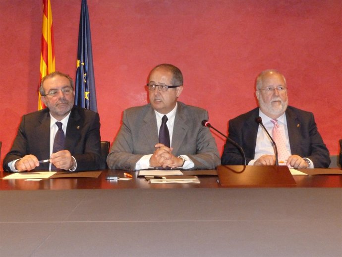 Reñé, Puig y Esteve durante la firma para temporada de recogida 2013  