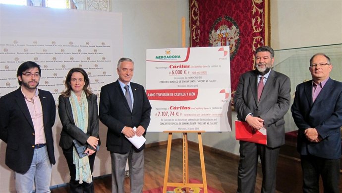 Entrega de donativos a Cáritas por parte de Mercadona y La 8