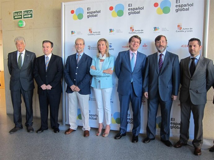 Alicia García junto al resto de autoridades