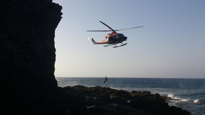 Un helicóptero rescata a un pescador en Yaiza
