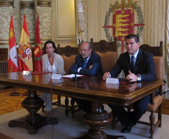 León de la Riva y Cantalapiedra, junto al director general de Grupo Sintel