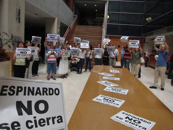 Los concentrados en el recibidor de la Consejería de Economía y Hacienda