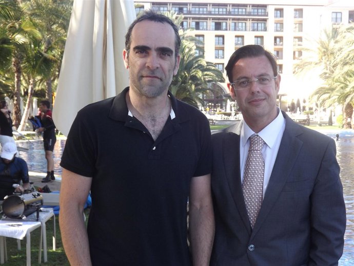 Luis Tosar junto al director del hotel