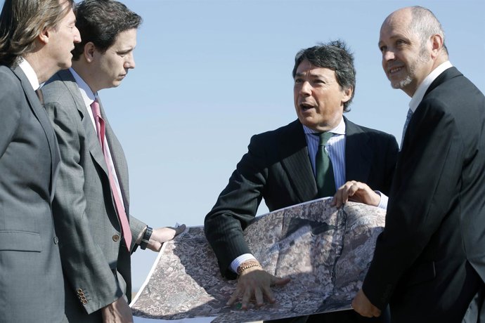 El presidente madrileño, Ignacio González, en la visita a El Álamo