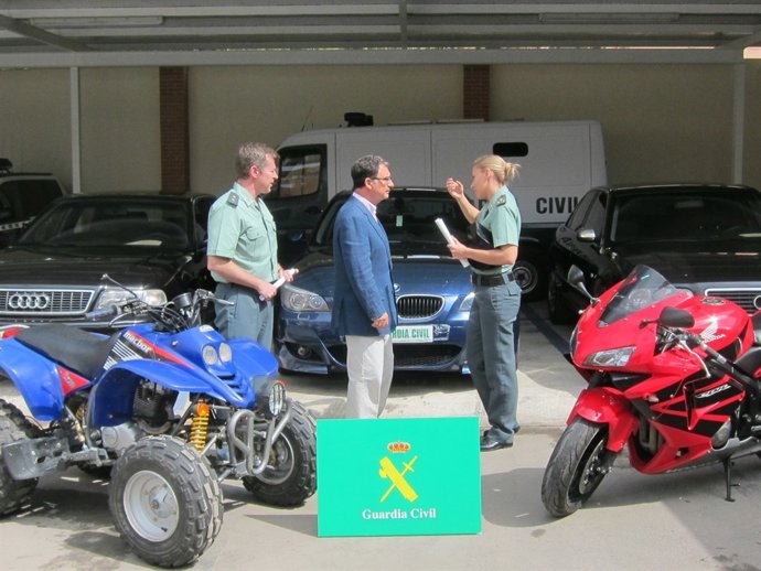 Capitán Vernet, junto teniente coronel, muestra delegado vehículos incautados