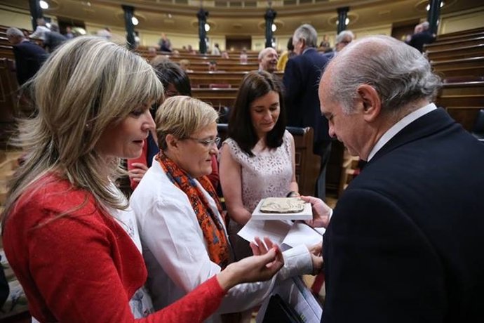 Diputadas socialistas y Fernández Díaz
