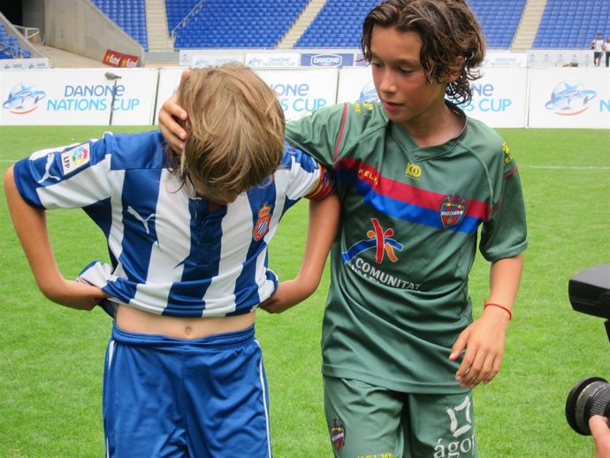 Alejandro Losa consuela a Adriá Bernabé en la Danone Nations Cup