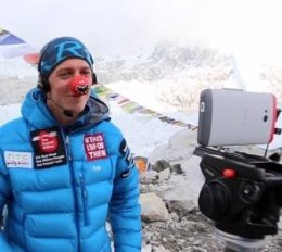 Primera videollamada con Skype desde la cima del Monte Everest