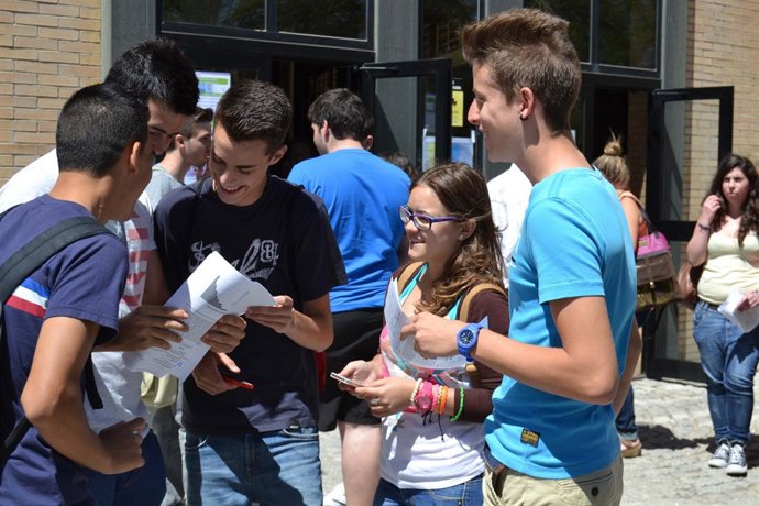 Alumnos en un descanso en la pasada selectividad
