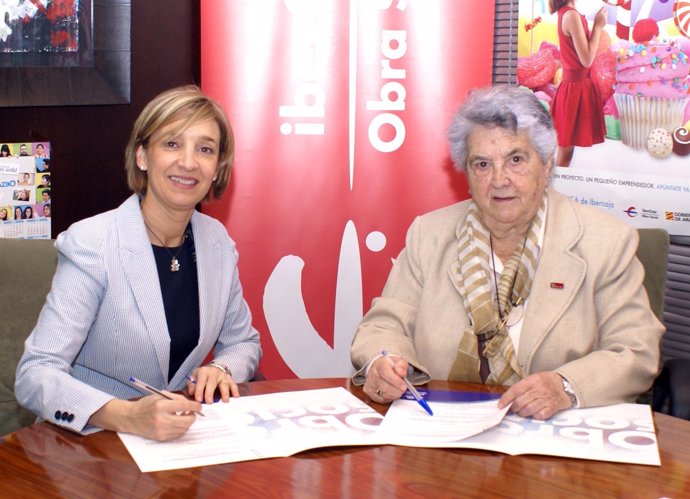 Teresa Fernández y María del Carmen Acha en la firma del convenio