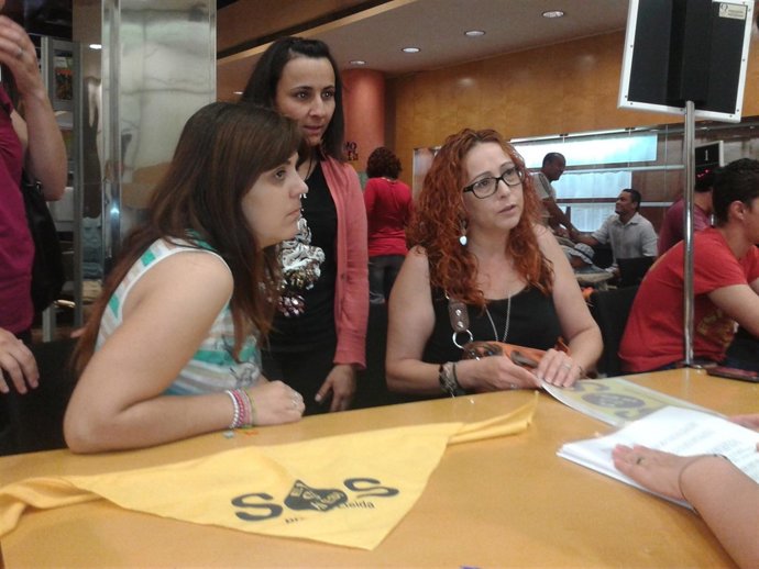 Entrega de firmas por los recortes en guarderías de Lleida