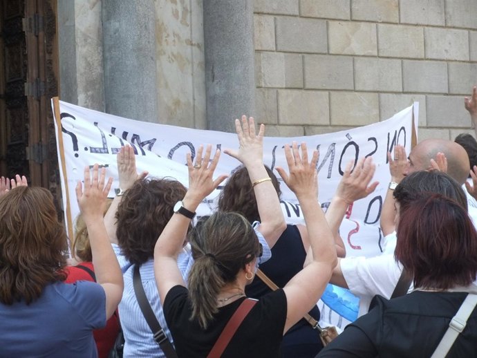 Protesta de sanitarios del Parc Salut Mar en plaza Sant Jaume
