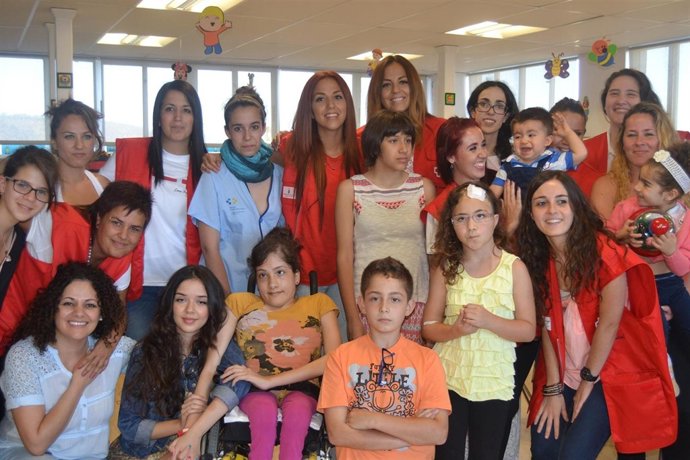 Las K-Narias visitan a los niños ingresados en el HUC