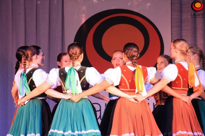 Niñas bailando folclore en el festival Lauarin