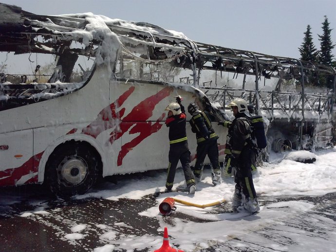 Bomberos trabajan para sofocar el incendio de un autobús en la A-5