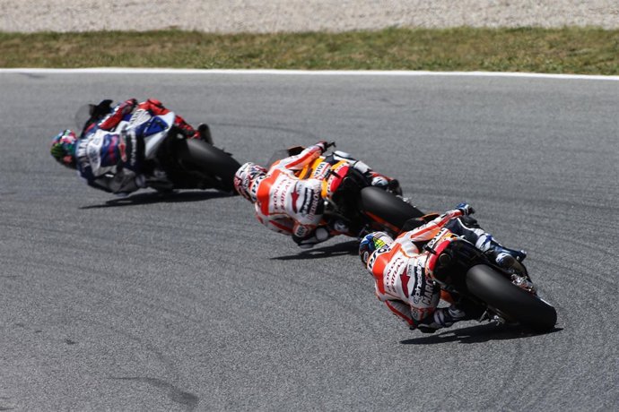 Lorenzo, perseguido por Pedrosa y Márquez en Montmeló