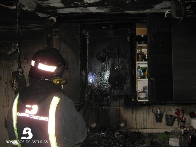 Bomberos interviniendo en el incendio.