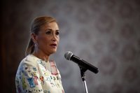 Cifuentes dice que las sentencias hay que acatarlas, ella "la primera", y que los tribunales a veces "no dan la razón"