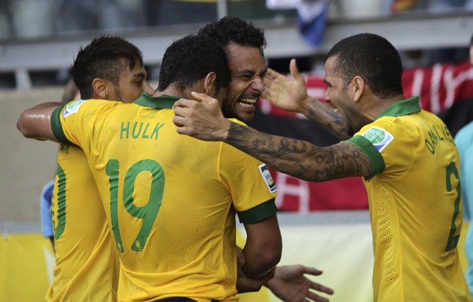 La selección de Brasil celebra un gol