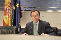 Alonso cree que no es "descartable" el aumento de impuestos sobre alcohol y tabaco