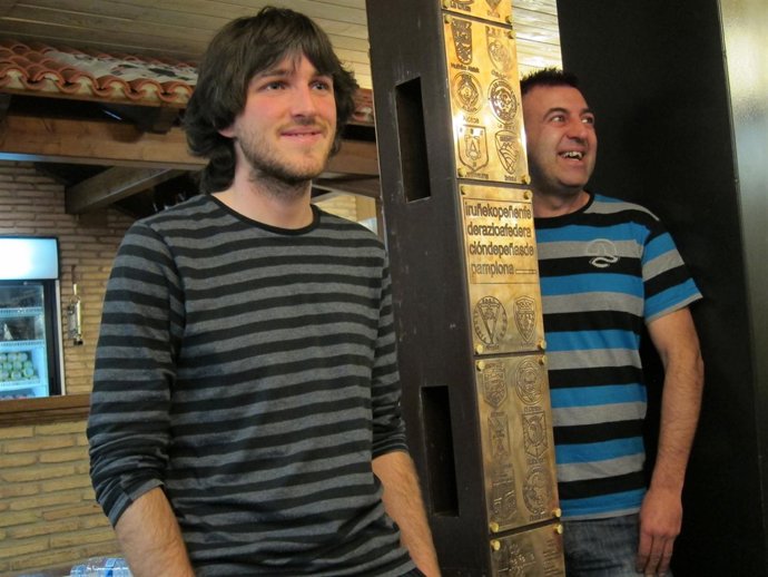 Poste de hierro en recuerdo a los fallecidos en el encierro.