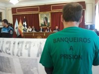 Desalojados afectados de preferentes del pleno de Ferrol y el PSOE, EU y BNG abandonan la sesión en señal de protesta