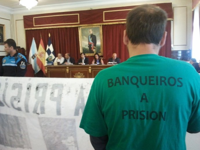 Afectados por las preferentes en el pleno de Ferrol.