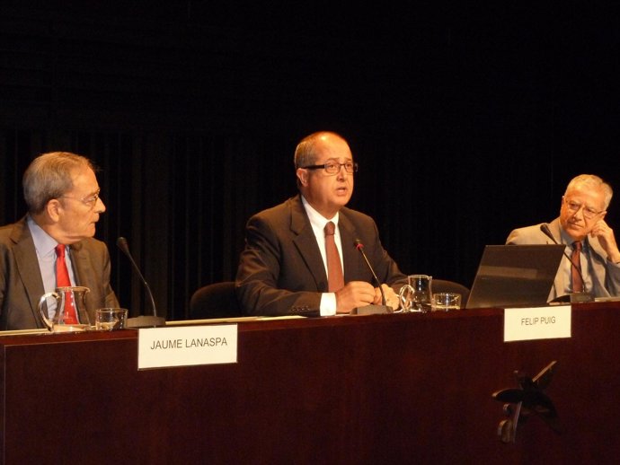 Lanaspa, Puig, y Vallès durante la inauguración de las jornadas sobre 'Ni-Ni'