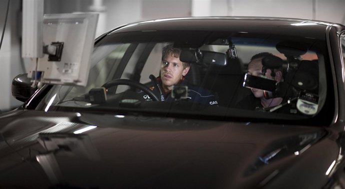 Sebastian Vettel probando un coche híbrido de Infiniti