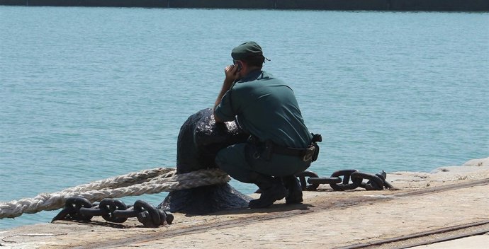 Un Agente De La Guardia Civil En El Puerto