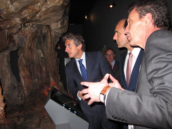 Ignacio Diego e Íñigo de la Serna durante el recorrido al museo de prehistoria