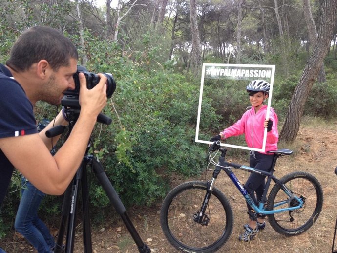 Niña en bicicleta para la campaña Passion for Palma de Mallorca
