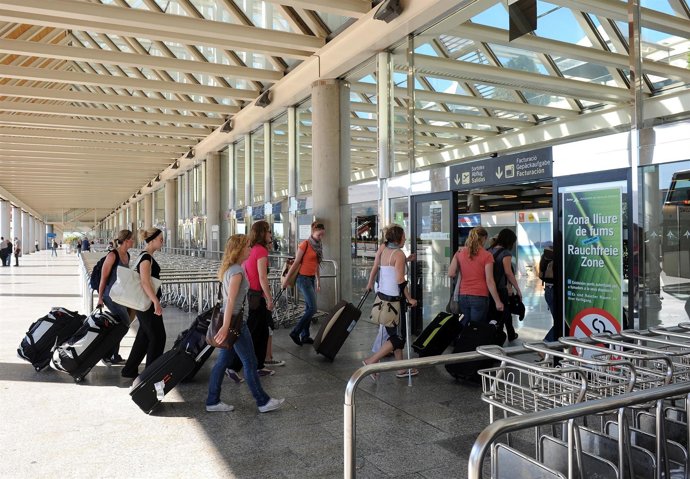 Turistas en la terminal de Palma de Mallorca