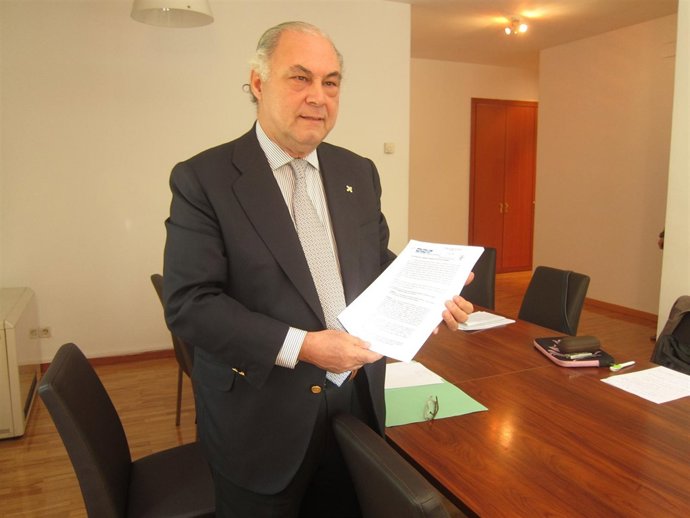 Isidro Díaz de Bustamante portando la denuncia contra Gómez