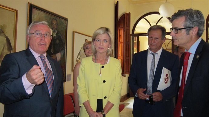 Gabriela Bravo junto al recotr de la UMU y el presidente del TSJRM